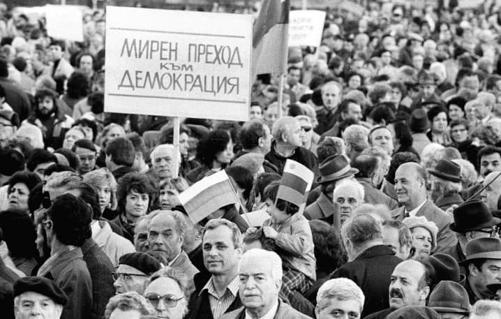 На 10 ноември 1989 година станахме жертва на една 300 годишна английска лъжа опакована като новост.